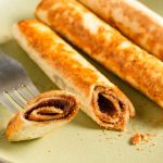 Хрустящий рецепт рулонов с корицей-сахаром (4 ингредиента, 10 минут)