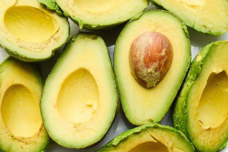 Единственный способ хранить авокадо, по словам эксперта по авокадо Hass Avocado