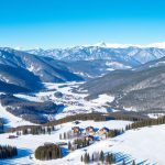 Панорама гірськолижного курорту Драгобрат в Українських Карпатах