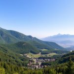 Панорама Карпатських гір та курортів Західної України