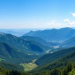Панорама Карпатских гор с видом на горные вершины и зеленые долины, тур в Карпаты
