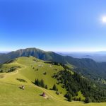 Панорама летнего Драгобрата с зелеными склонами и горными тропами
