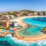 Панорама популярных морских курортов с пляжами и отелями