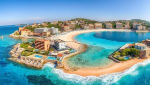Панорама популярных морских курортов с пляжами и отелями