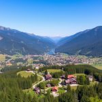 Панорама поселка Славское в Карпатах, окруженного горами и лесами