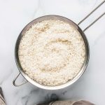 Вам всегда нужно смывать рис (и как вы это делаете)?