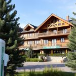 Территория Carnaval Resort & Spa с зарядной станцией для электромобилей в Харьковской области