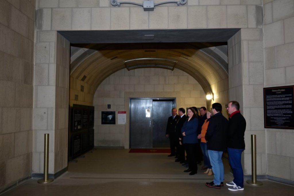 Вход в бункер под Одесским оперным театром