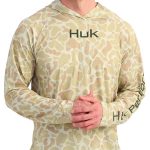 1-huk_mensairweighthoodie_kcsand-camo_modelfronttorsoview.jpg