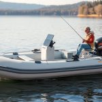 Надувний човен з ПВХ на воді з рибалкою