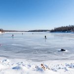 Зимняя рыбалка на Каневском водохранилище 2026 - панорамный вид замерзшего водоема с рыбаками