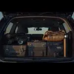 Спорядження рибалки у багажнику авто перед виїздом на риболовлю