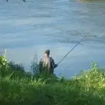 Рибалка на озері на світанку
