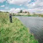Рибалка на туманній річці вранці