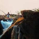 Рибалка на заході сонця біля води