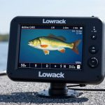 Эхолоты Lowrance на лодке с рыбаком